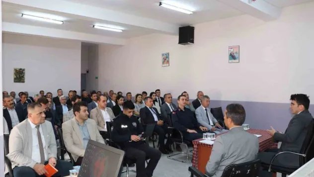 Selendi Kaymakamı Okumuş muhtarlarla bir araya geldi