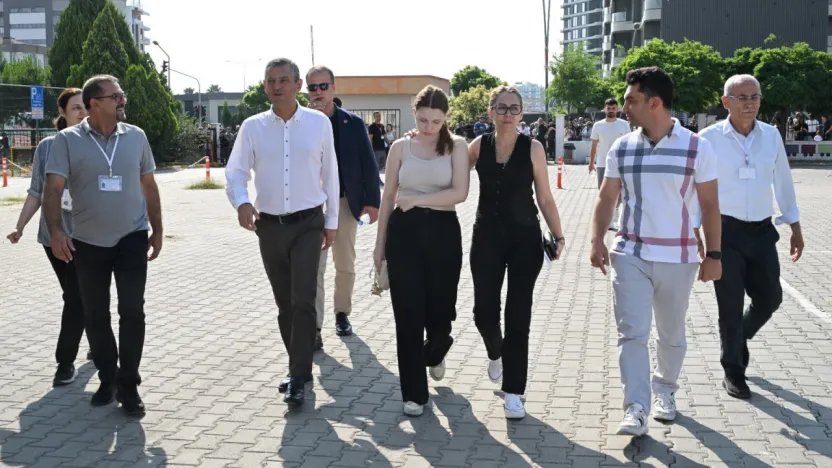 CHP Genel Başkanı Özel, sözü tuttu Ferdi Zeyrek'in kızı Nehir'i sınav yerine bizzat kendi getirdi..